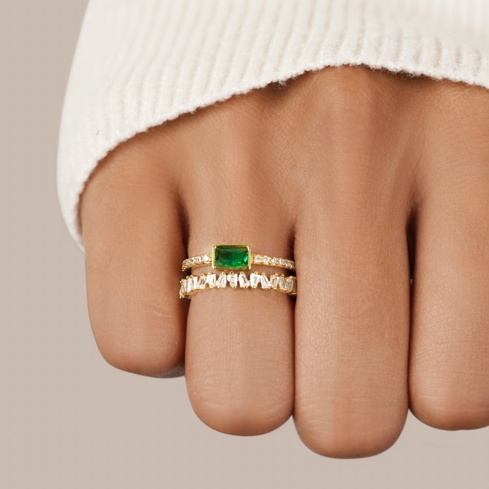 Sabina – Anillo dorado con acentos en verde esmeralda.