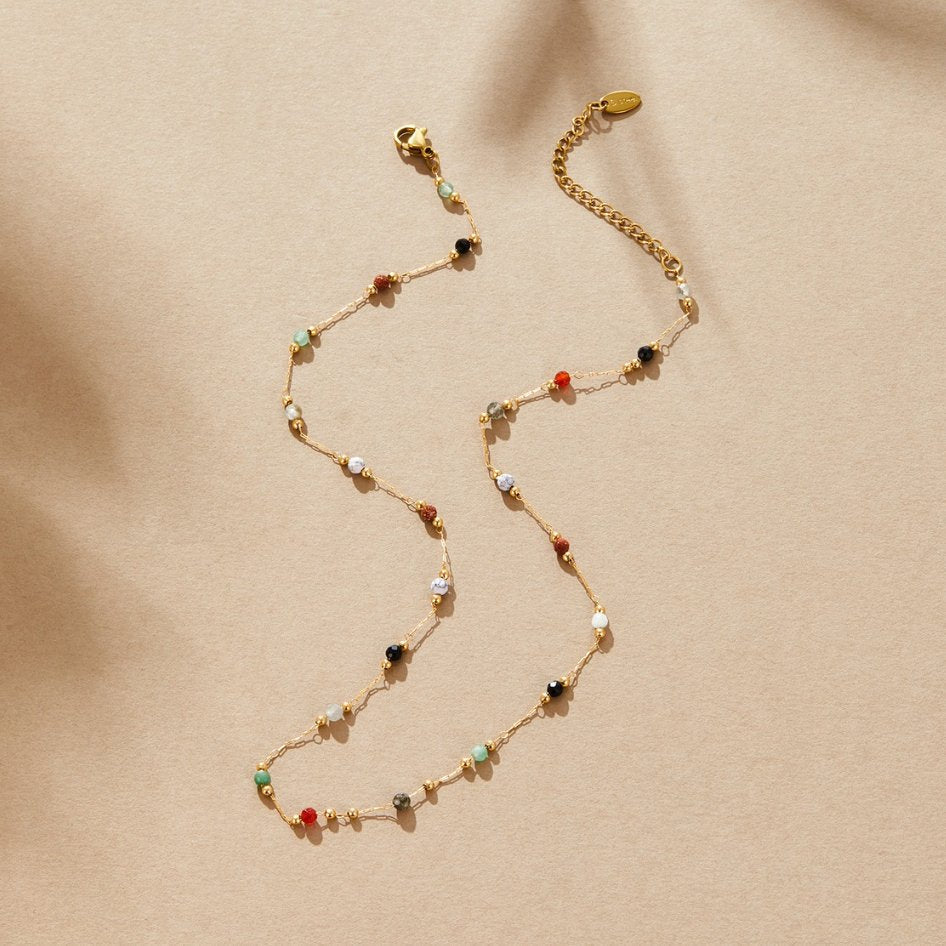 Helmina – Collar dorado colorido con acentos de esmalte.
