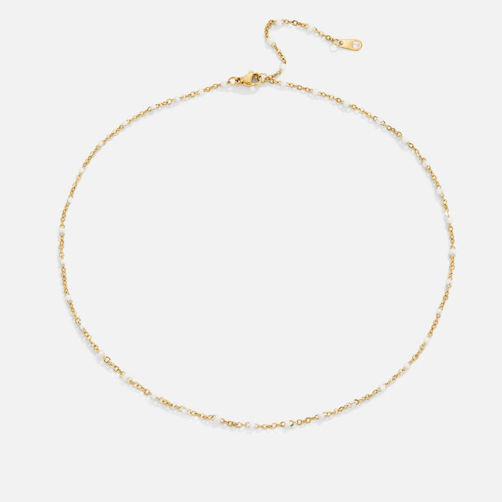Sabina – Collar dorado suave con mini-perlas.