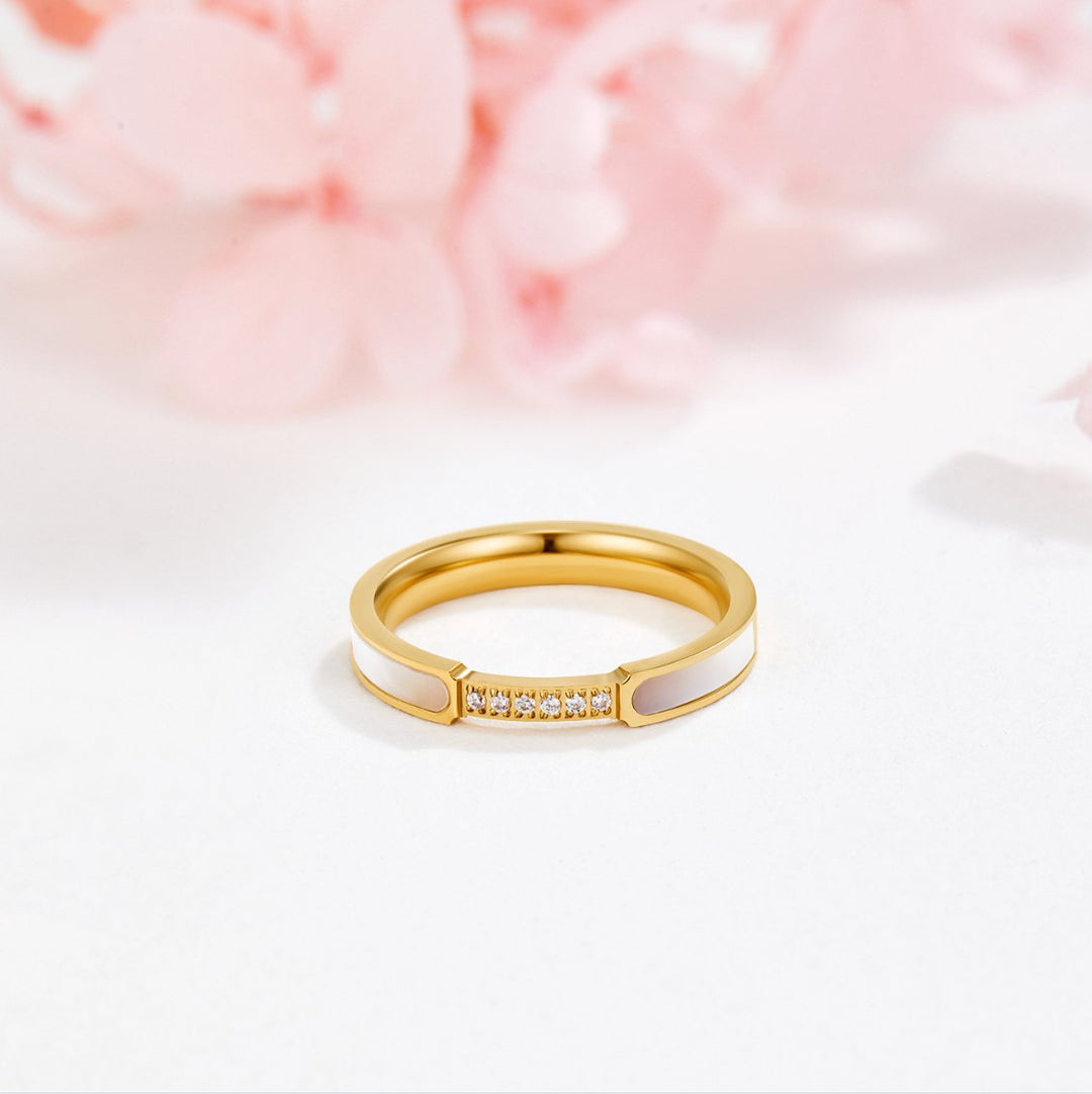 Lara – Anillo dorado estrecho con un brillo sutil.