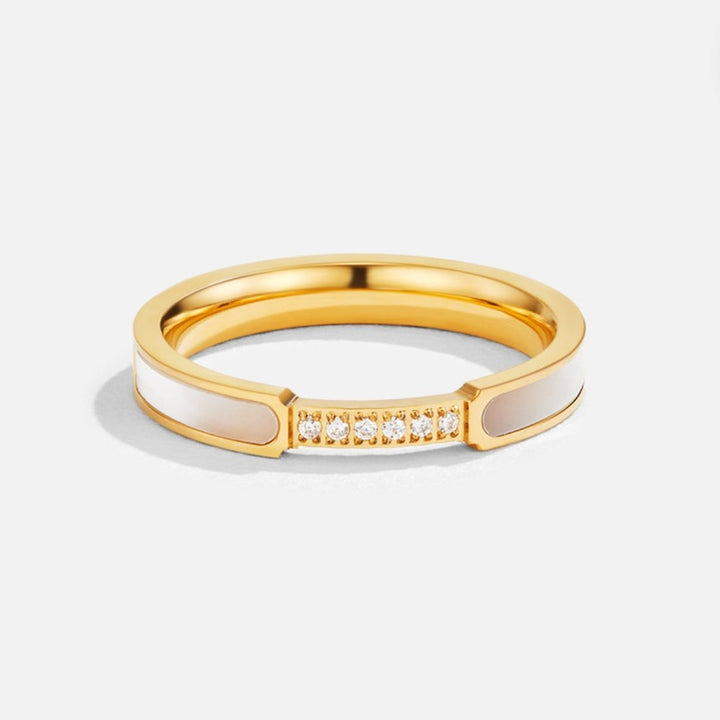Lara – Anillo dorado estrecho con un brillo sutil.