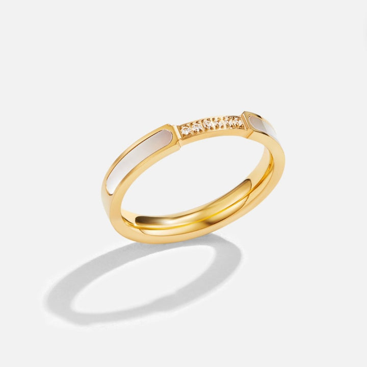 Lara – Anillo dorado estrecho con un brillo sutil.