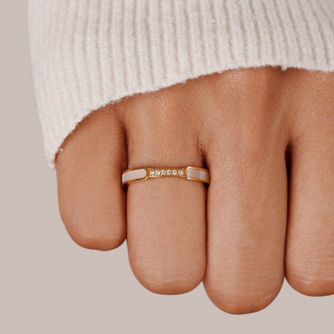 Lara – Anillo dorado estrecho con un brillo sutil.