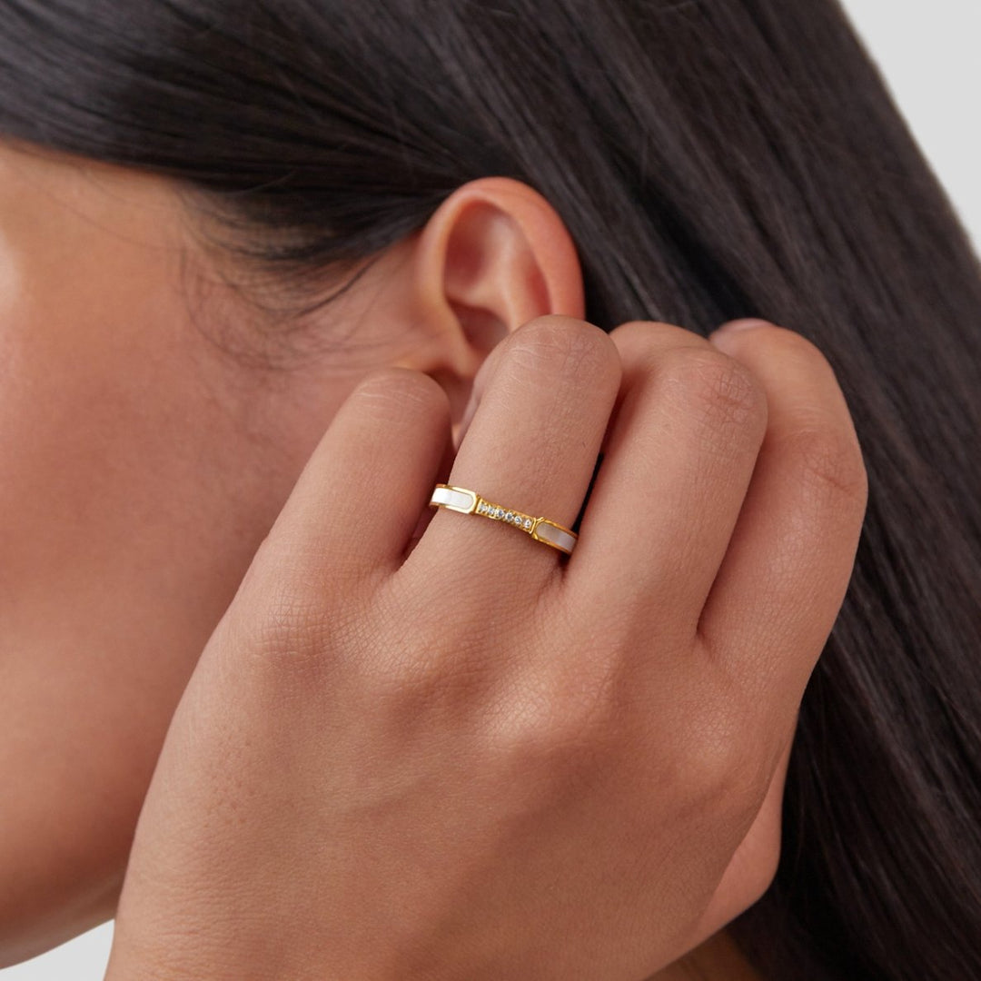 Lara – Anillo dorado estrecho con un brillo sutil.