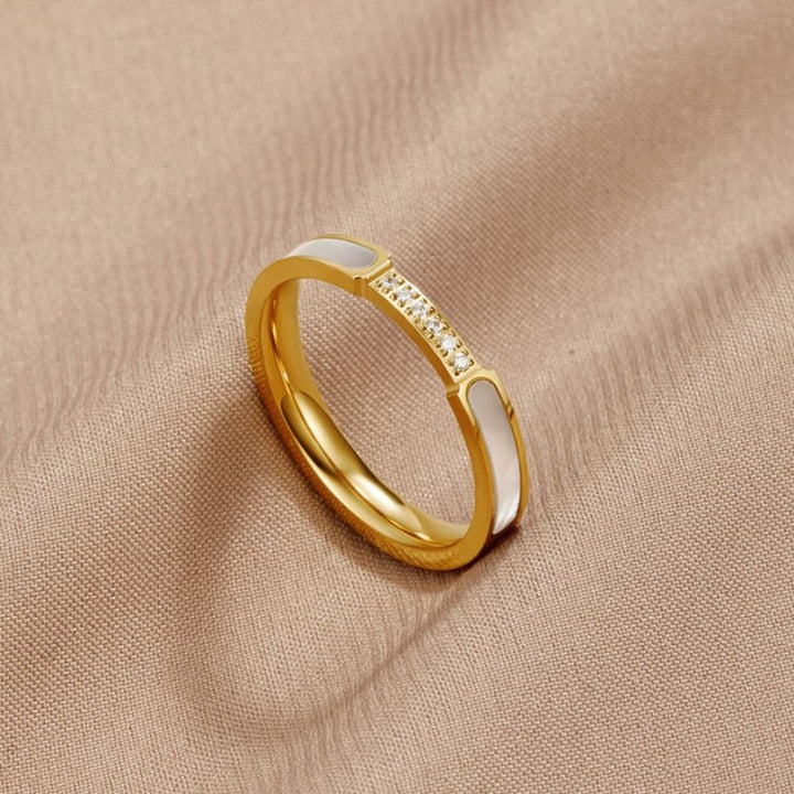 Lara – Anillo dorado estrecho con un brillo sutil.