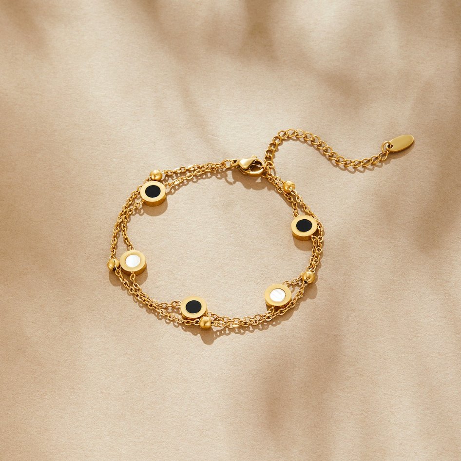 Carla – Pulsera de oro suave con elementos redondos contrastantes.
