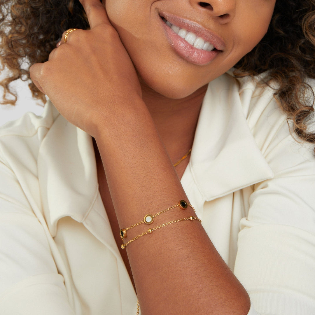 Carla – Pulsera dorada suave con elementos redondos contrastantes.