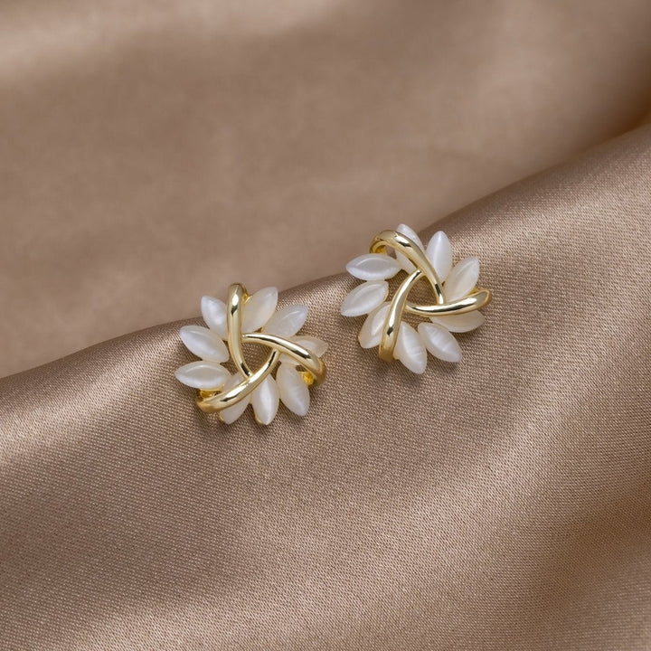 Emilie – Pendientes de oro con detalle floral.