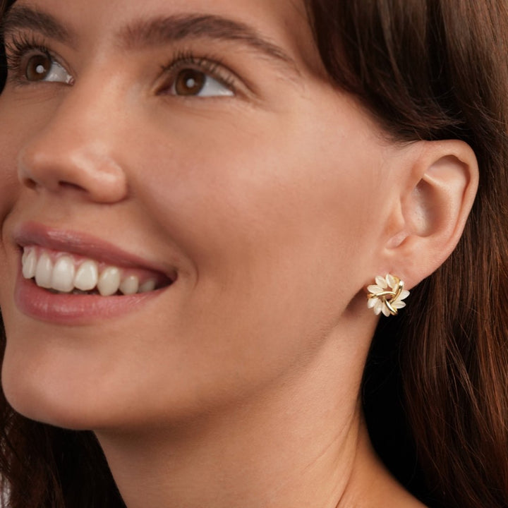 Emilie – Pendientes de oro con detalle floral.