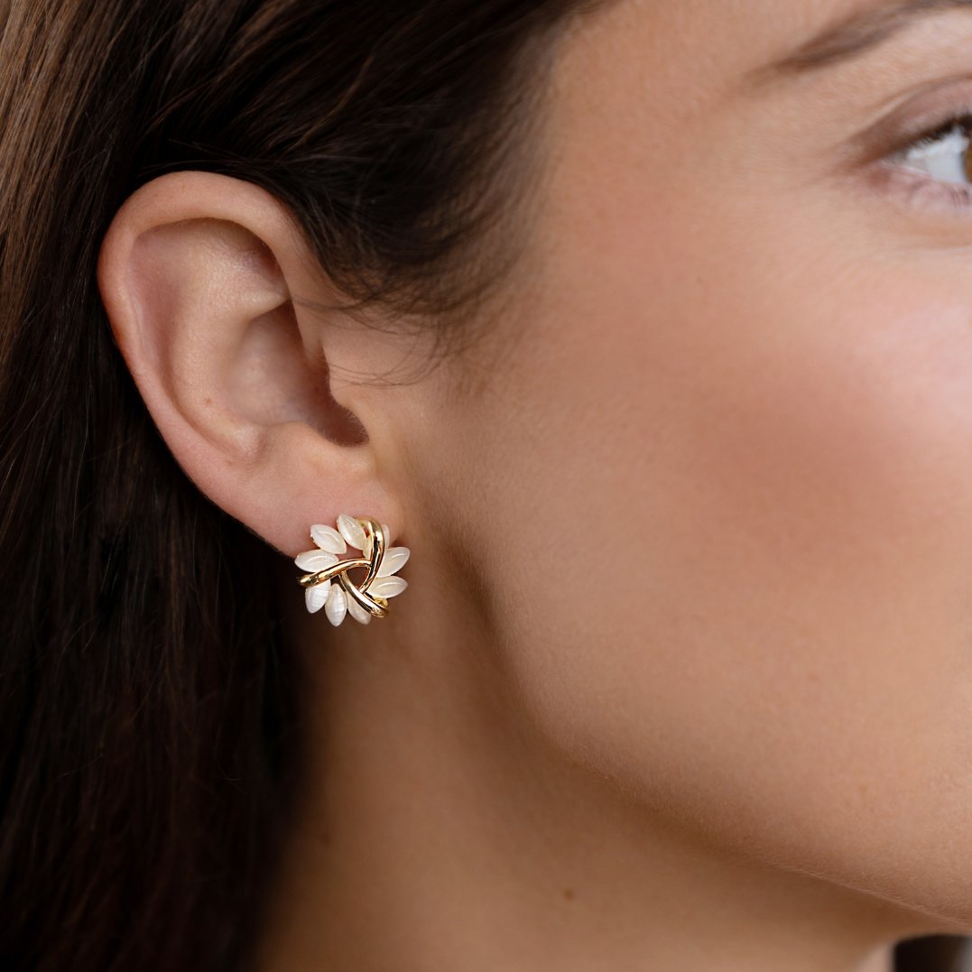 Emilie – Pendientes de oro con detalle floral.