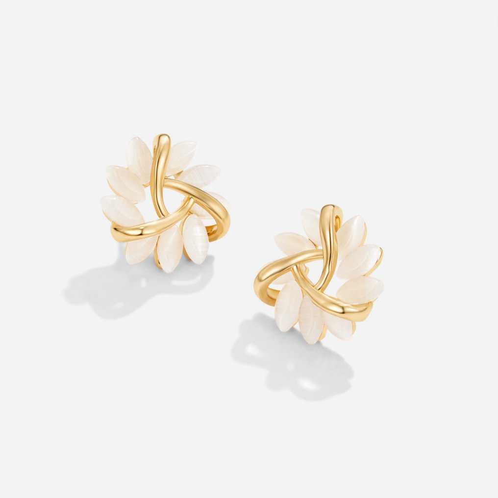 Emilie – Pendientes de oro con detalle floral.