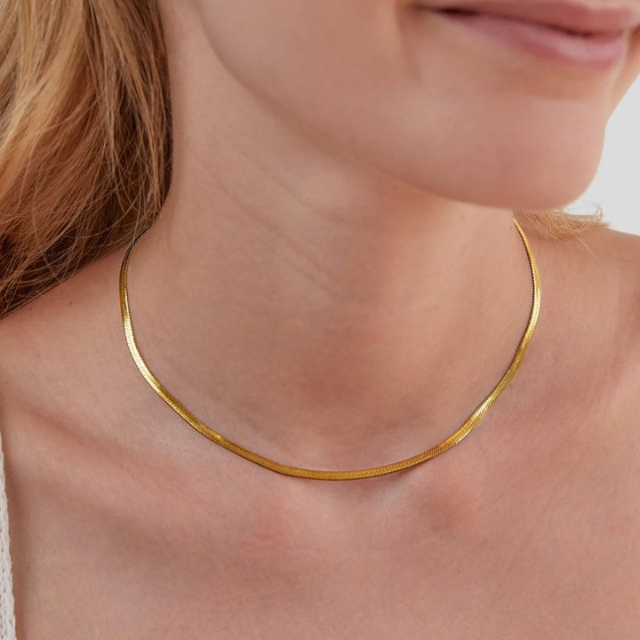 Luzie – Collar de serpiente dorado con un suave brillo.