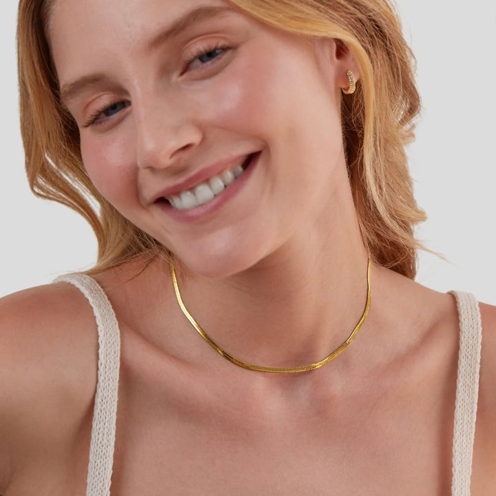 Luzie – Collar de serpiente dorado con un suave brillo.