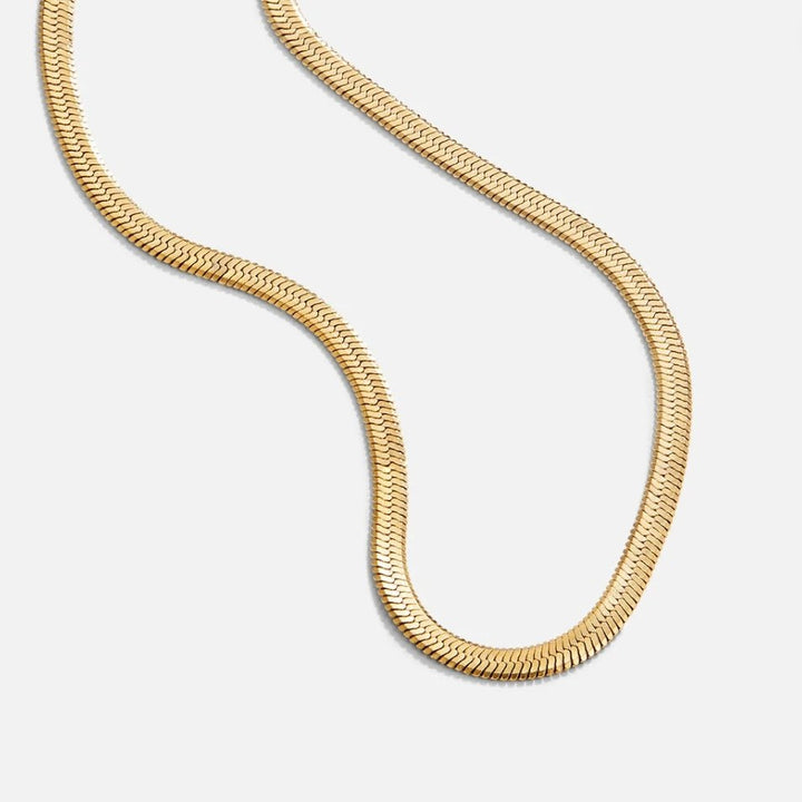 Luzie – Collar de serpiente dorado con un suave brillo.