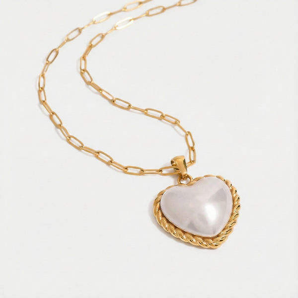 Viktorie – Collar dorado con un elegante colgante.