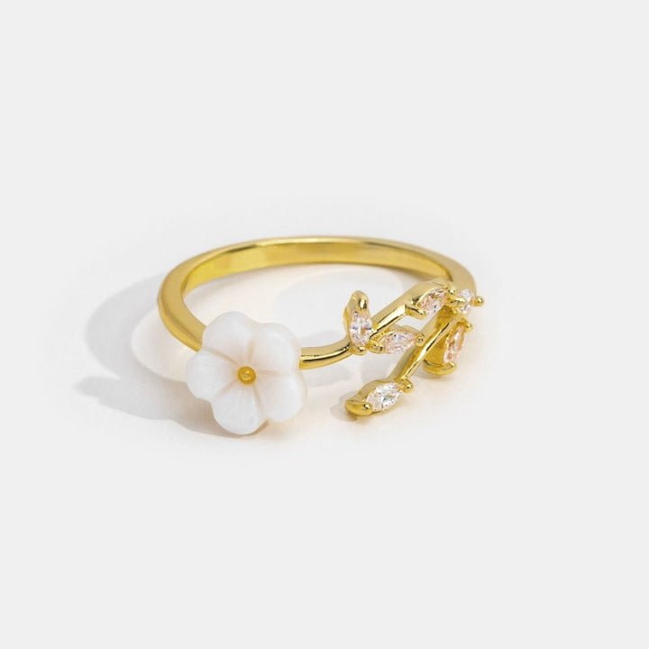 Miriam – Anillo de compromiso con adorno floral blanco.