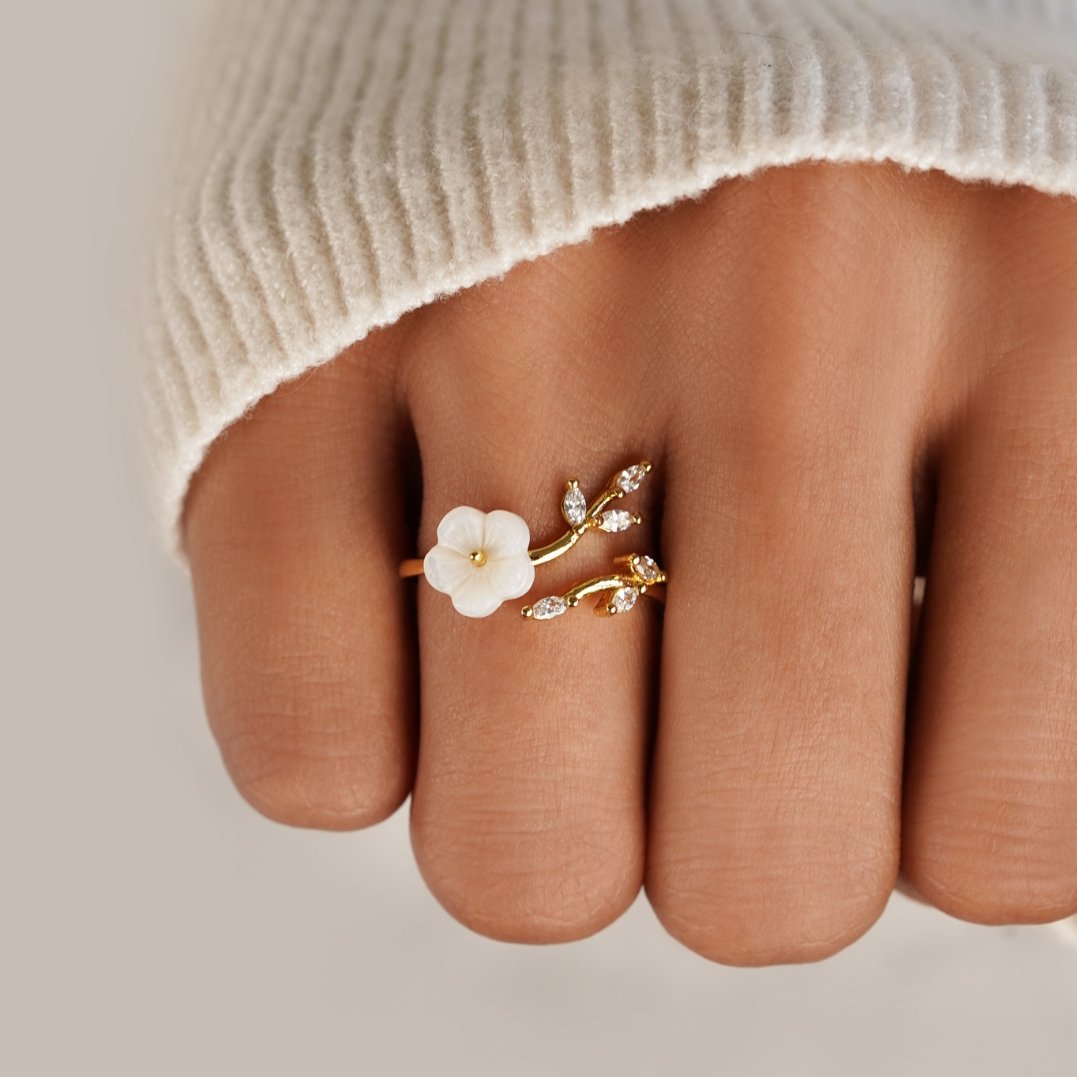 Miriam – Anillo de compromiso con adorno floral blanco.