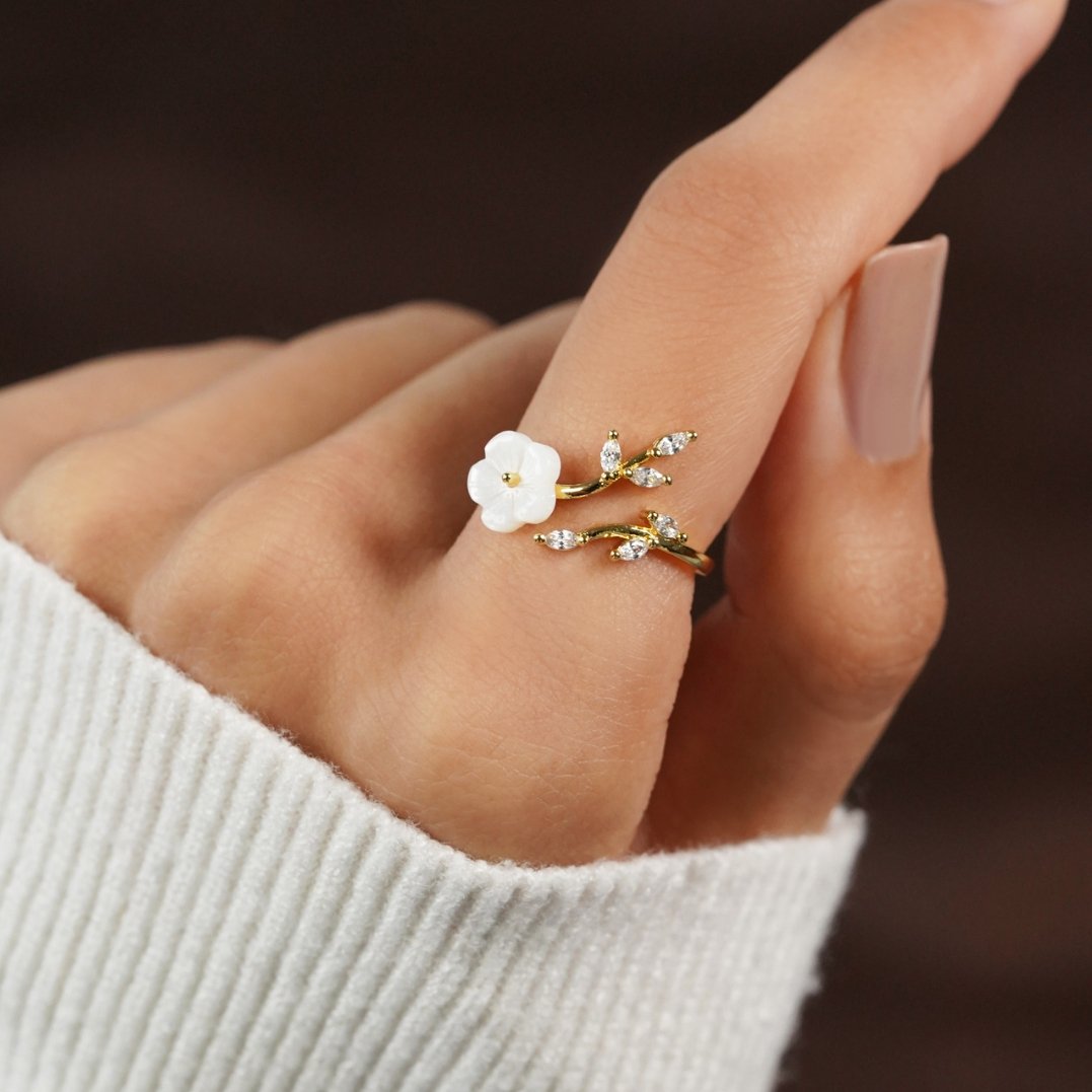 Miriam – Anillo de compromiso con adorno floral blanco.