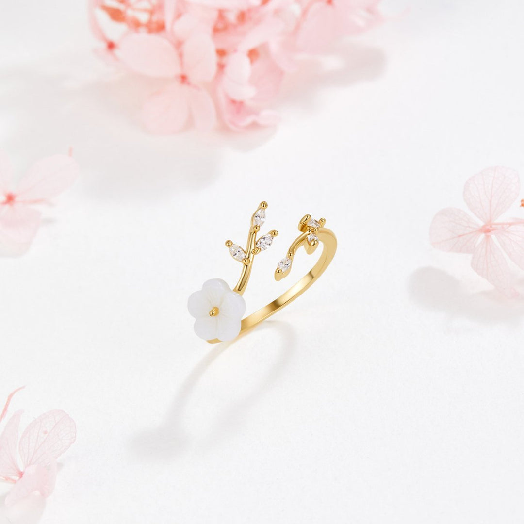 Miriam – Anillo de compromiso con adorno floral blanco.