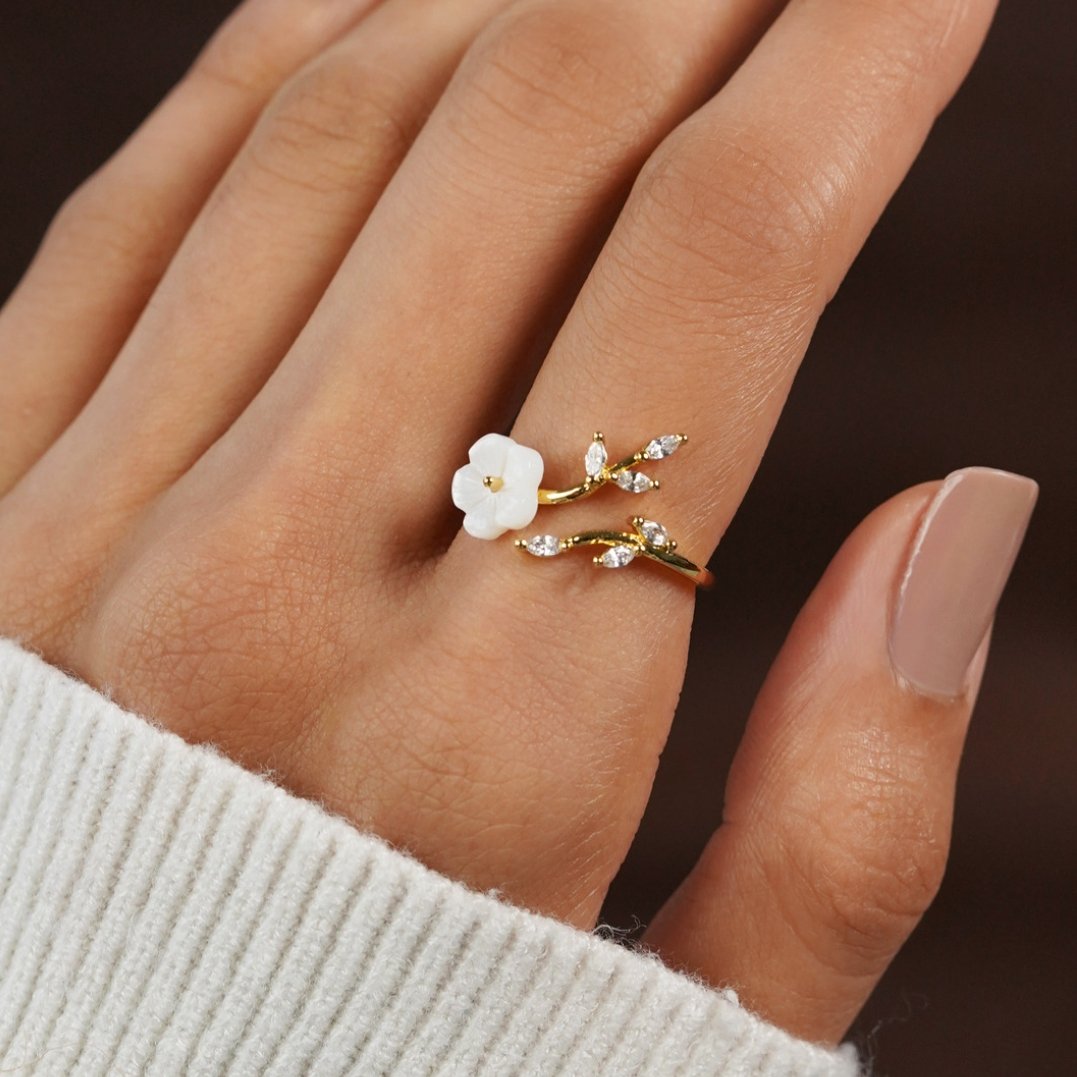 Miriam – Anillo de compromiso con adorno floral blanco.