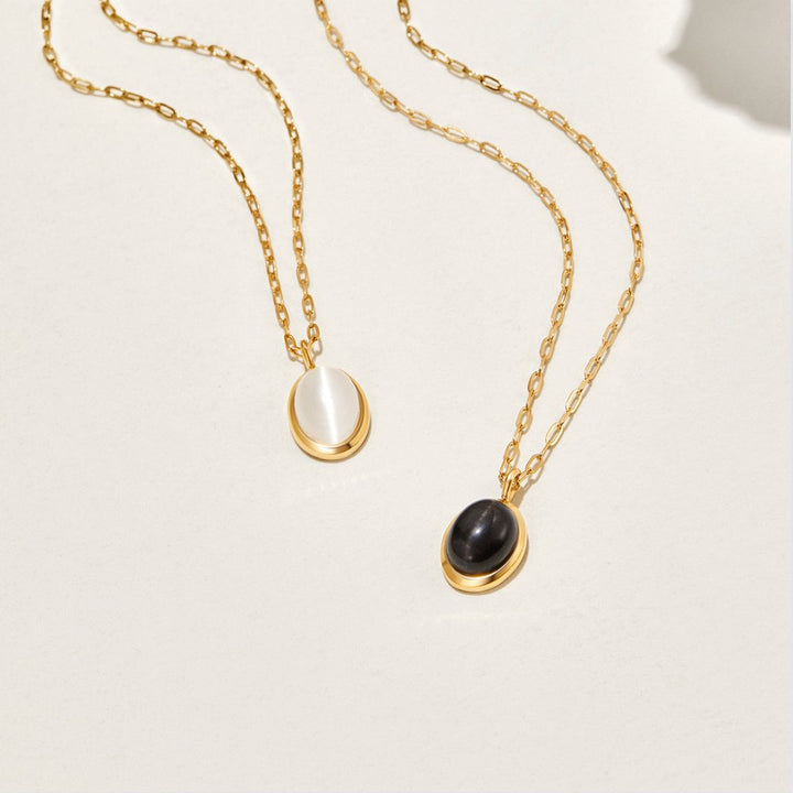 Veronika – Collar dorado doble con acentos negros.