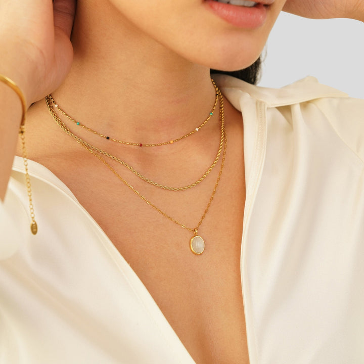 Veronika – Collar dorado doble con acentos negros.