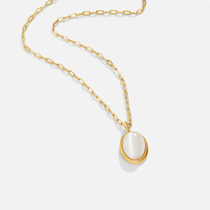 Veronika – Collar dorado doble con acentos negros.