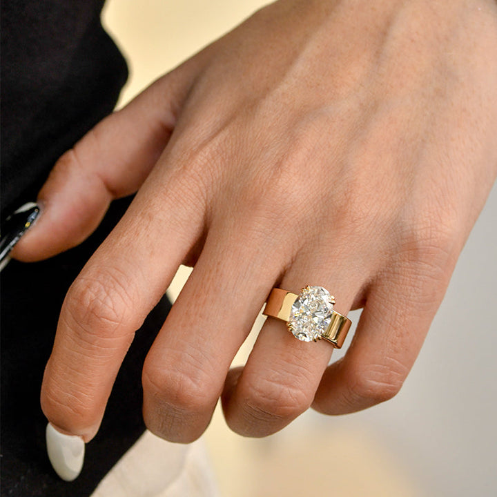 Lara – Anillo de solitario con piedra redonda en acabado dorado.