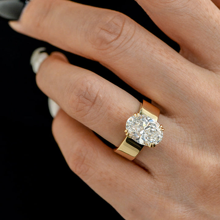 Lara – Anillo de solitario con piedra redonda en acabado dorado.